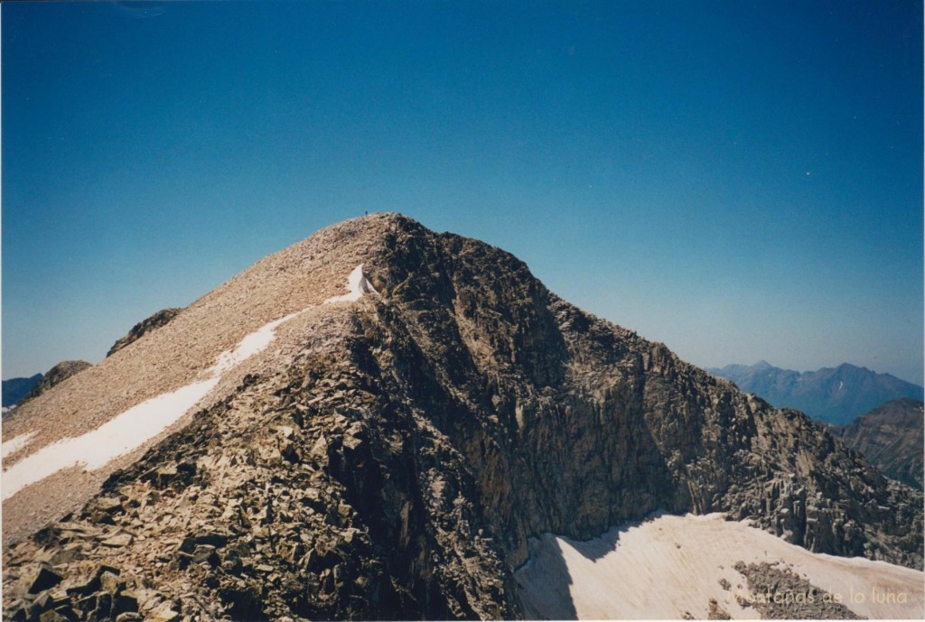 Desde la cima del Hito Este del Perdiguero, 3.171 mts., la cima principal del Perdiguero